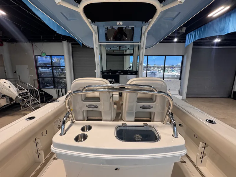 Slide: The Image of Boston Whaler 250 Outrage 2026 - 9