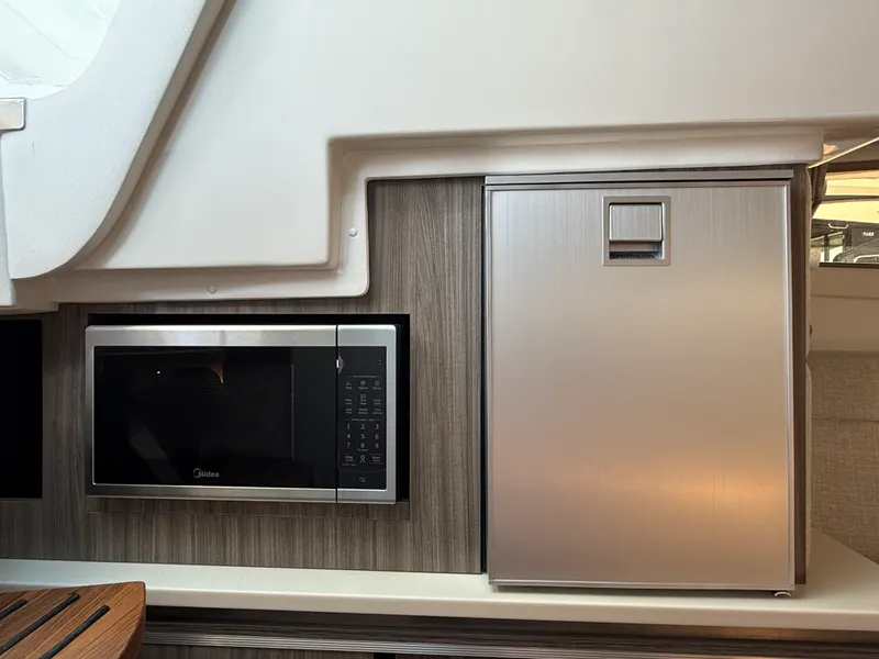 Slide: The Image of Sea Ray Sundancer 320 Outboard 2026 - 14