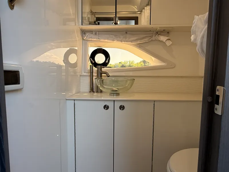 Slide: The Image of Sea Ray Sundancer 320 Outboard 2026 - 17