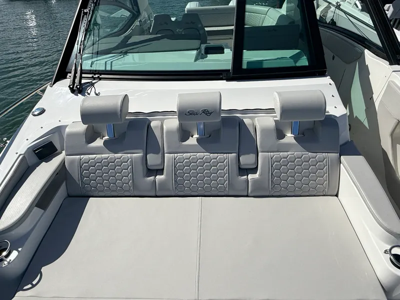 Slide: The Image of Sea Ray Sundancer 320 Outboard 2026 - 21
