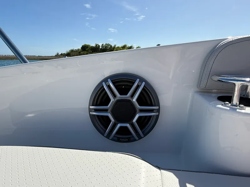 Slide: The Image of Sea Ray Sundancer 320 Outboard 2026 - 22