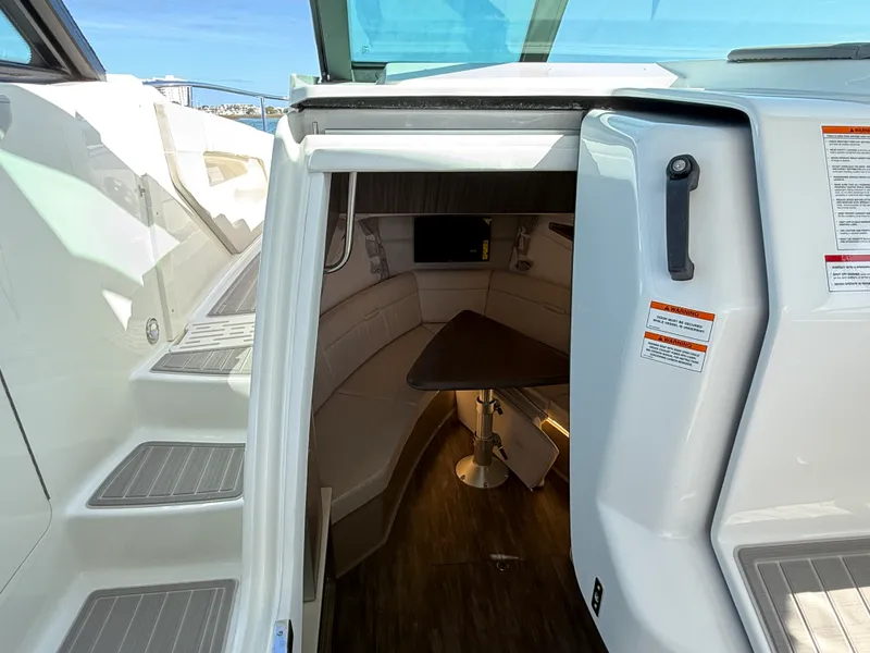 Slide: The Image of Sea Ray Sundancer 320 Outboard 2026 - 23