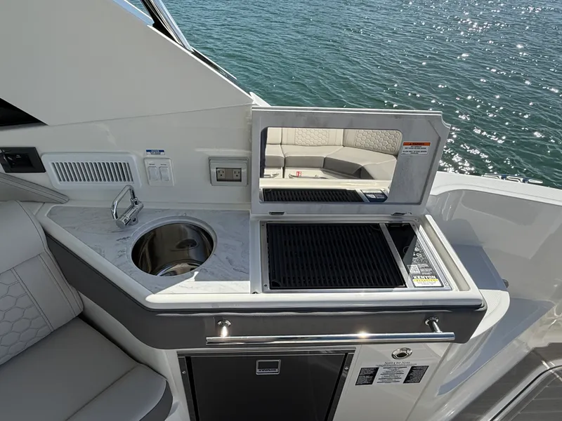 Slide: The Image of Sea Ray Sundancer 320 Outboard 2026 - 30