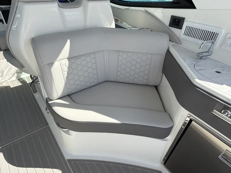 Slide: The Image of Sea Ray Sundancer 320 Outboard 2026 - 31