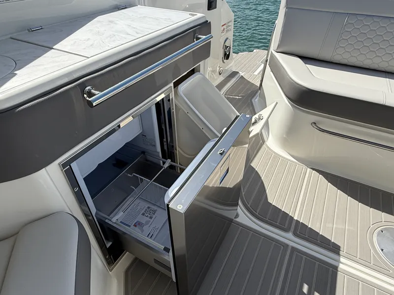 Slide: The Image of Sea Ray Sundancer 320 Outboard 2026 - 32