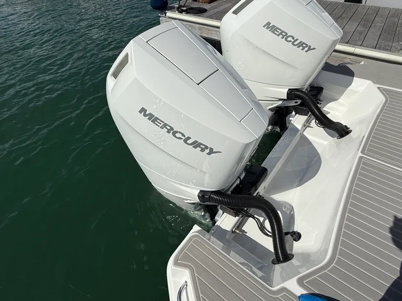 Slide: The Image of Sea Ray Sundancer 320 Outboard 2026 - 7