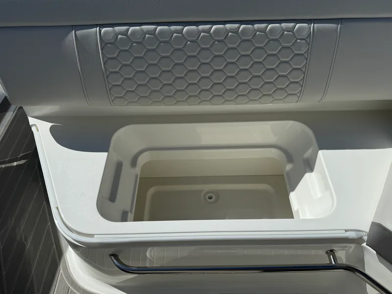 Slide: The Image of Sea Ray Sundancer 320 Outboard 2026 - 9