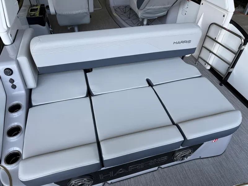 Slide: The Image of Harris Grand Mariner 250 2026 - 30