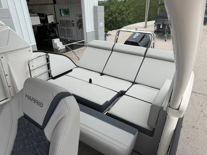 Slide: The Image of Harris Grand Mariner 250 2026 - 32