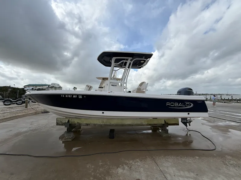 Slide: The Image of Robalo CAYMAN 226 2021 - 32