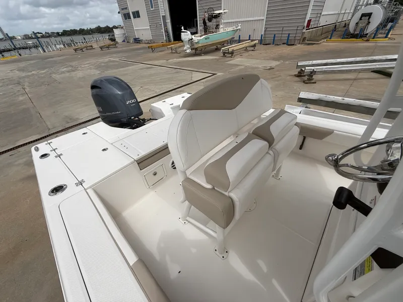 Slide: The Image of Robalo CAYMAN 226 2021 - 43