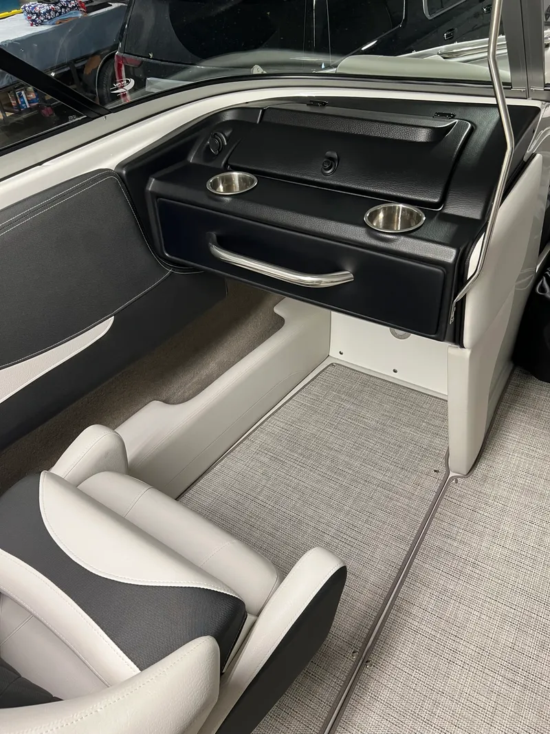 Slide: The Image of Crownline Boats 240 SS 2021 - 12