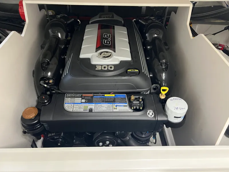 Slide: The Image of Crownline Boats 240 SS 2021 - 17