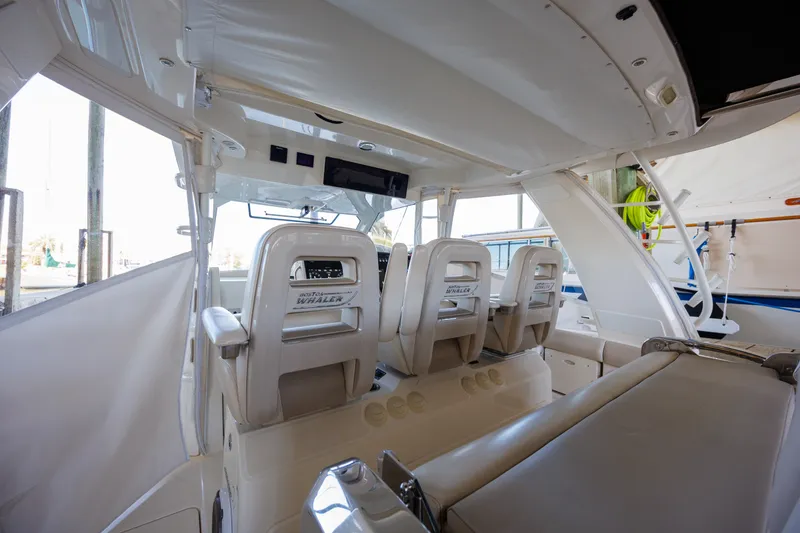 Slide: The Image of Boston Whaler 420 OUTRAGE 2019 - 14