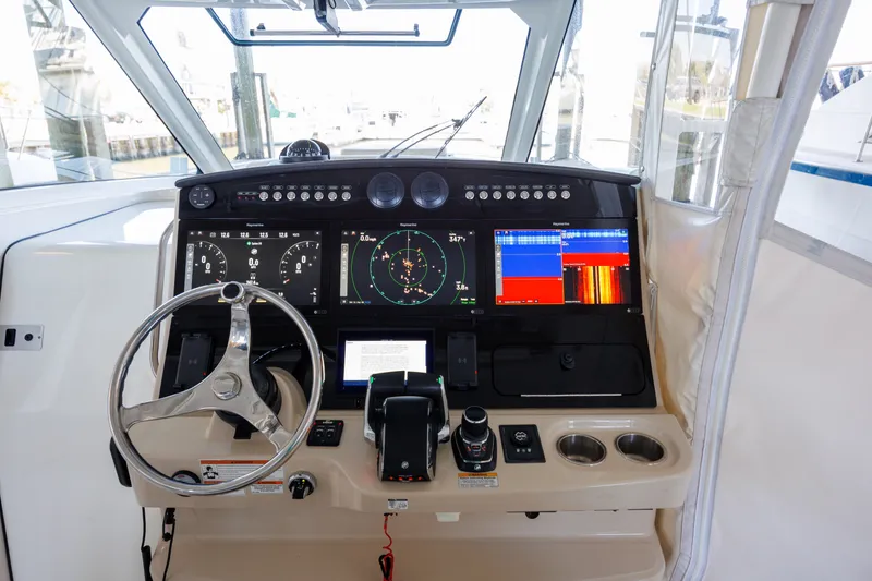 Slide: The Image of Boston Whaler 420 OUTRAGE 2019 - 16