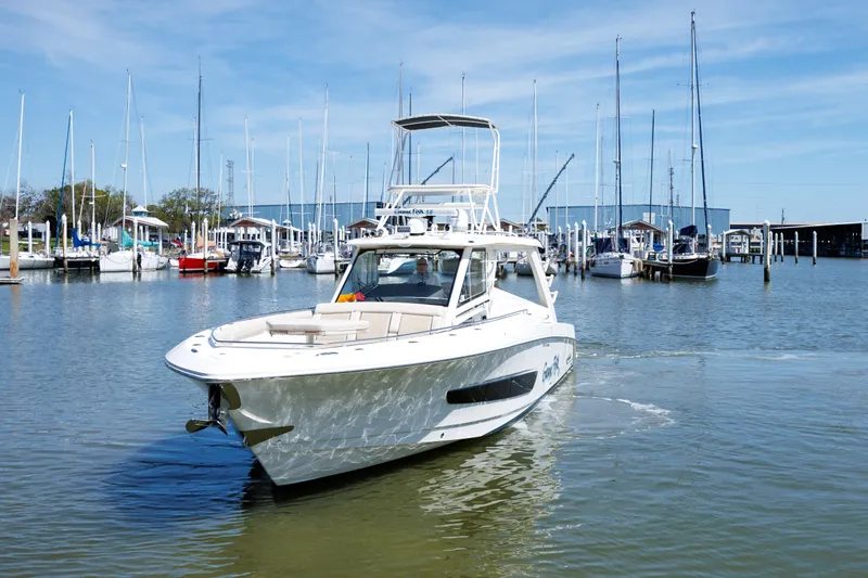 Slide: The Image of Boston Whaler 420 OUTRAGE 2019 - 6