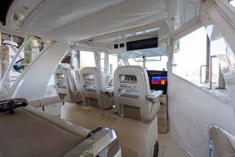 Slide: The Image of Boston Whaler 420 OUTRAGE 2019 - 12
