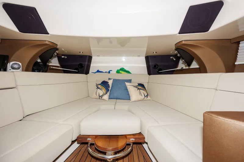 Slide: The Image of Boston Whaler 420 OUTRAGE 2019 - 21