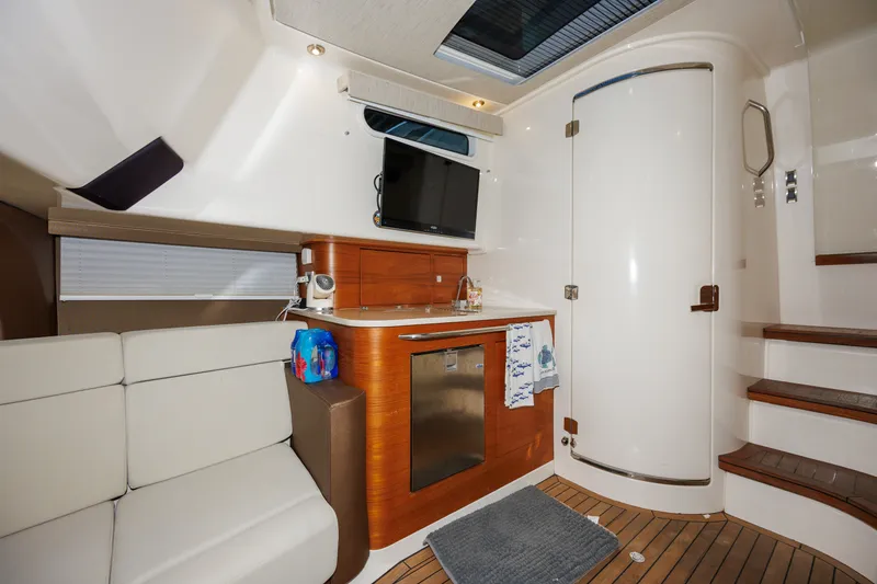 Slide: The Image of Boston Whaler 420 OUTRAGE 2019 - 22