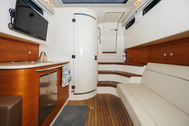 Slide: The Image of Boston Whaler 420 OUTRAGE 2019 - 23