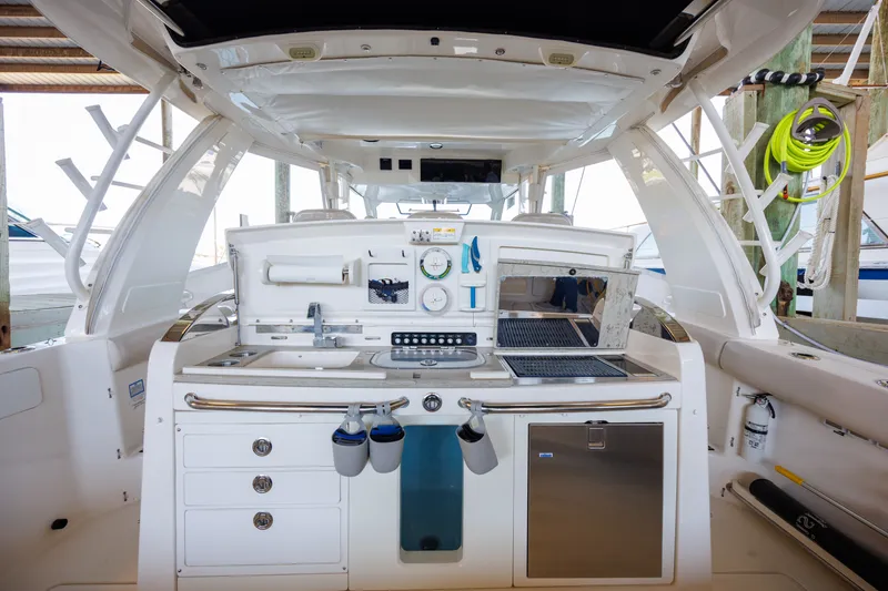 Slide: The Image of Boston Whaler 420 OUTRAGE 2019 - 17