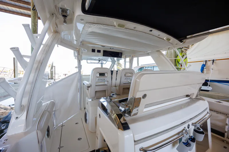 Slide: The Image of Boston Whaler 420 OUTRAGE 2019 - 13