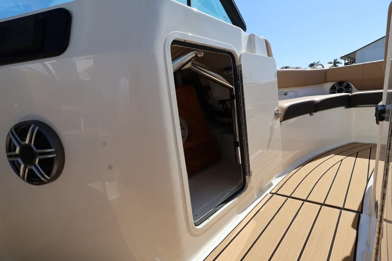 Slide: The Image of Sea Ray SDX 230 Outboard 2026 - 19