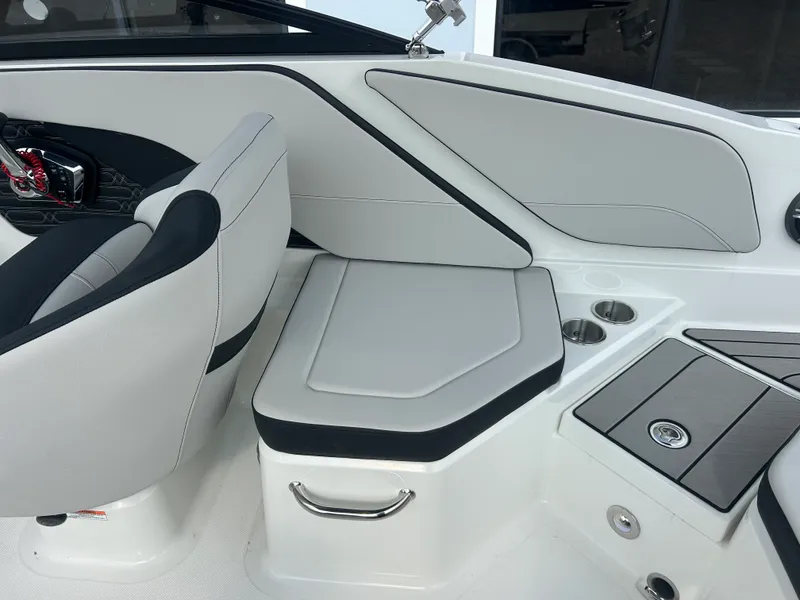 Slide: The Image of Sea Ray SPX 210 Outboard 2026 - 14