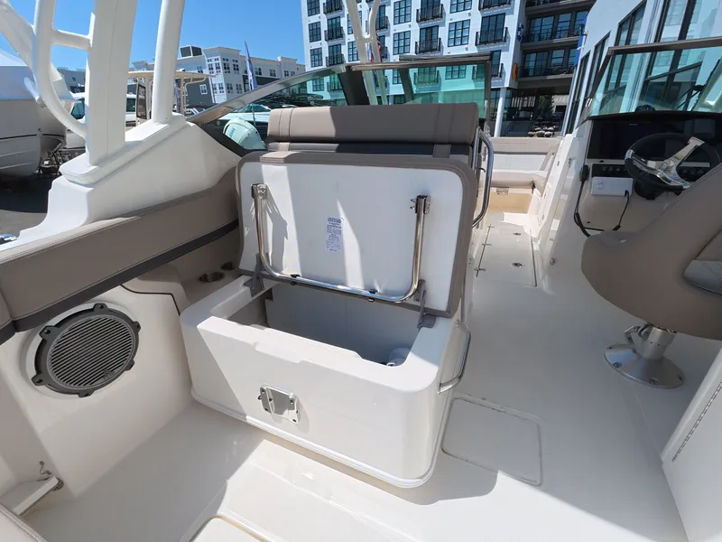 Slide: The Image of Boston Whaler 240 Vantage 2026 - 10