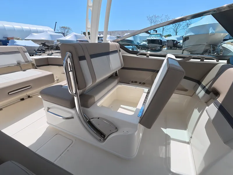 Slide: The Image of Boston Whaler 240 Vantage 2026 - 11