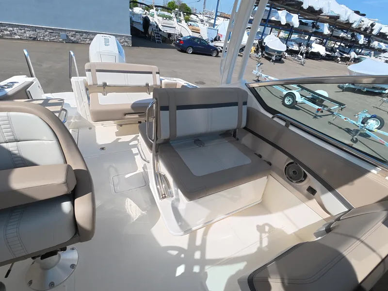 Slide: The Image of Boston Whaler 240 Vantage 2026 - 12