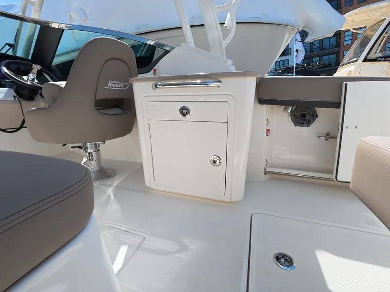 Slide: The Image of Boston Whaler 240 Vantage 2026 - 13