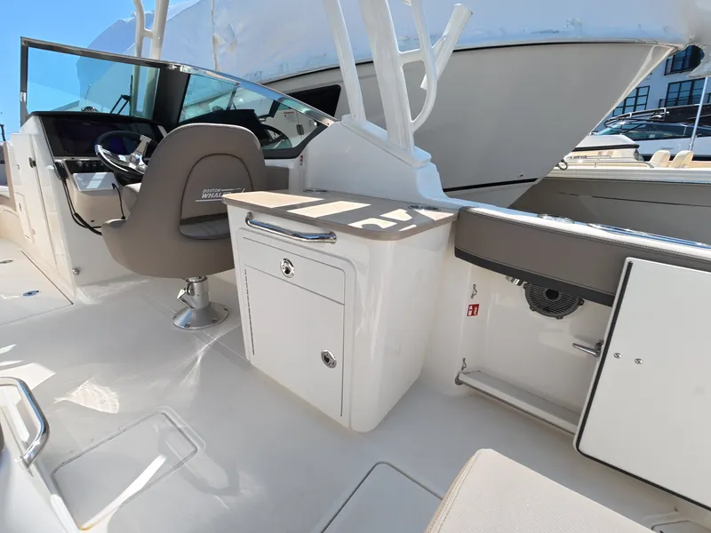 Slide: The Image of Boston Whaler 240 Vantage 2026 - 14