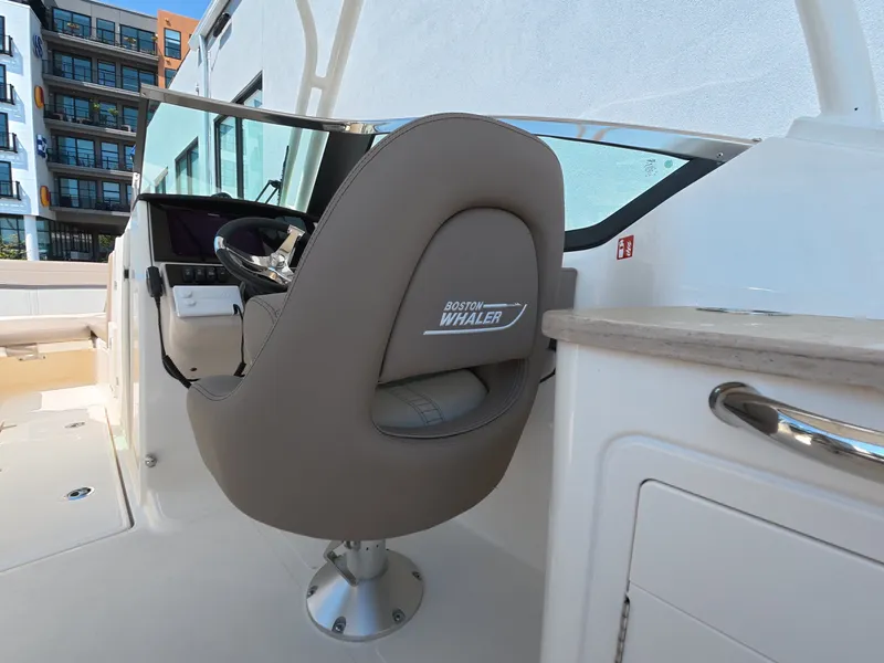 Slide: The Image of Boston Whaler 240 Vantage 2026 - 15