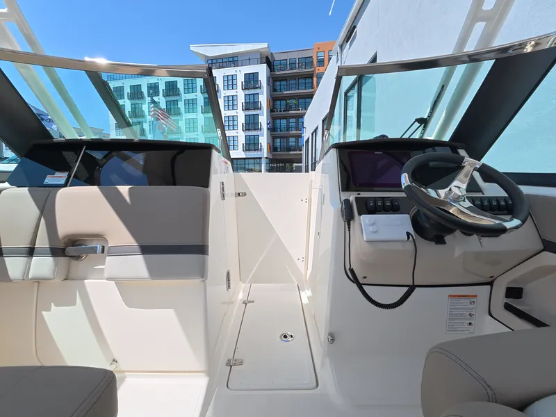 Slide: The Image of Boston Whaler 240 Vantage 2026 - 16