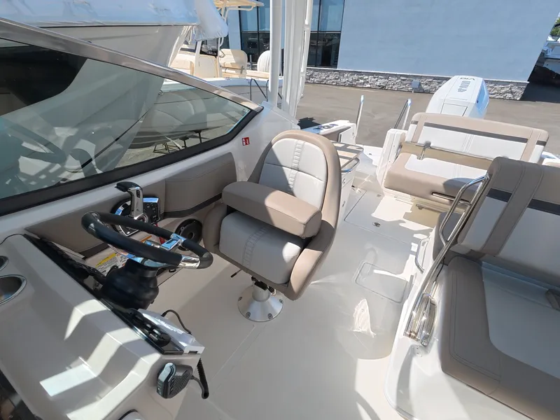 Slide: The Image of Boston Whaler 240 Vantage 2026 - 17