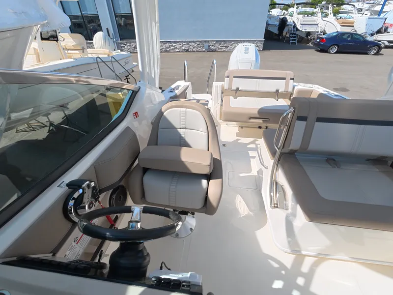 Slide: The Image of Boston Whaler 240 Vantage 2026 - 18