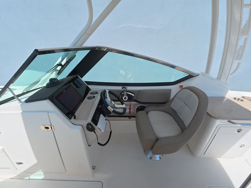 Slide: The Image of Boston Whaler 240 Vantage 2026 - 19