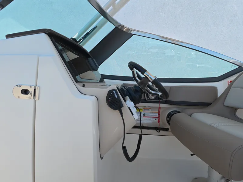 Slide: The Image of Boston Whaler 240 Vantage 2026 - 21