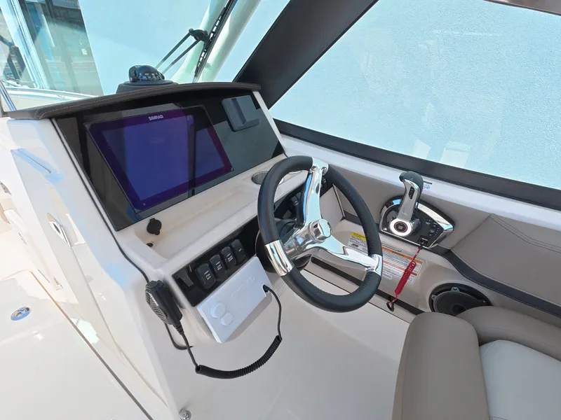 Slide: The Image of Boston Whaler 240 Vantage 2026 - 22