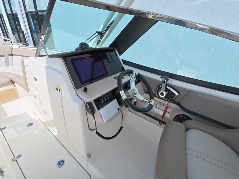 Slide: The Image of Boston Whaler 240 Vantage 2026 - 23