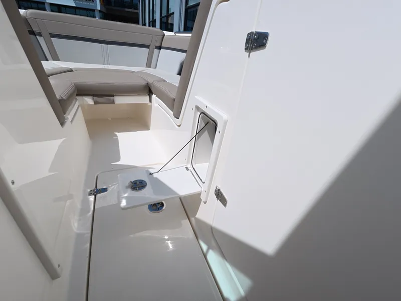 Slide: The Image of Boston Whaler 240 Vantage 2026 - 28