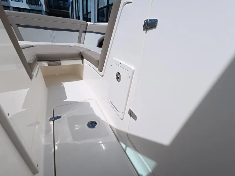 Slide: The Image of Boston Whaler 240 Vantage 2026 - 29