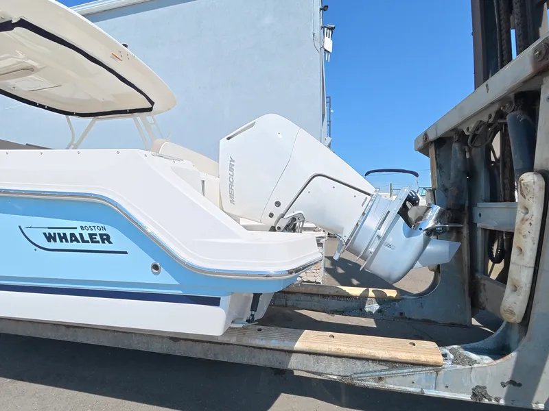 Slide: The Image of Boston Whaler 240 Vantage 2026 - 3