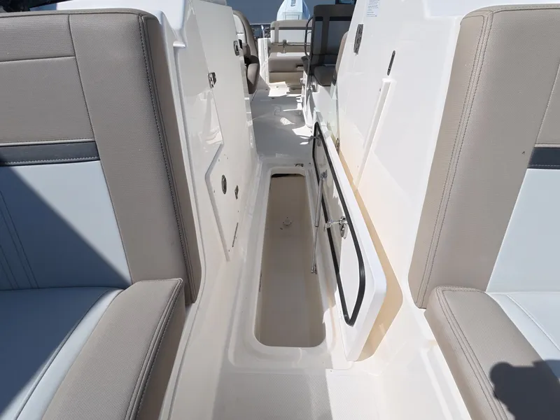 Slide: The Image of Boston Whaler 240 Vantage 2026 - 31