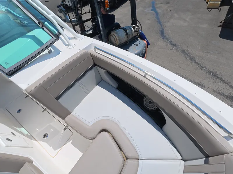 Slide: The Image of Boston Whaler 240 Vantage 2026 - 32