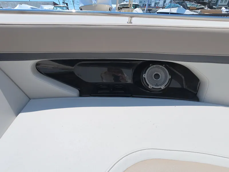 Slide: The Image of Boston Whaler 240 Vantage 2026 - 33