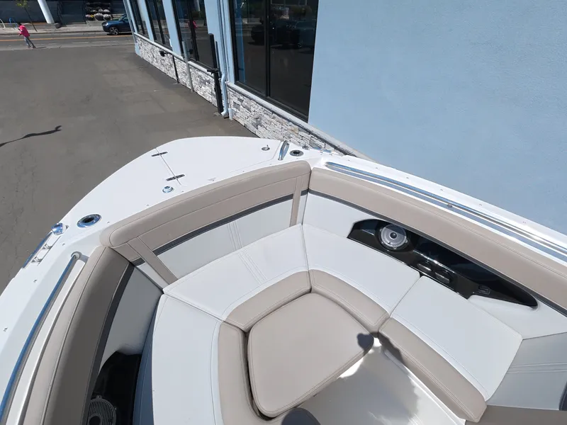 Slide: The Image of Boston Whaler 240 Vantage 2026 - 34