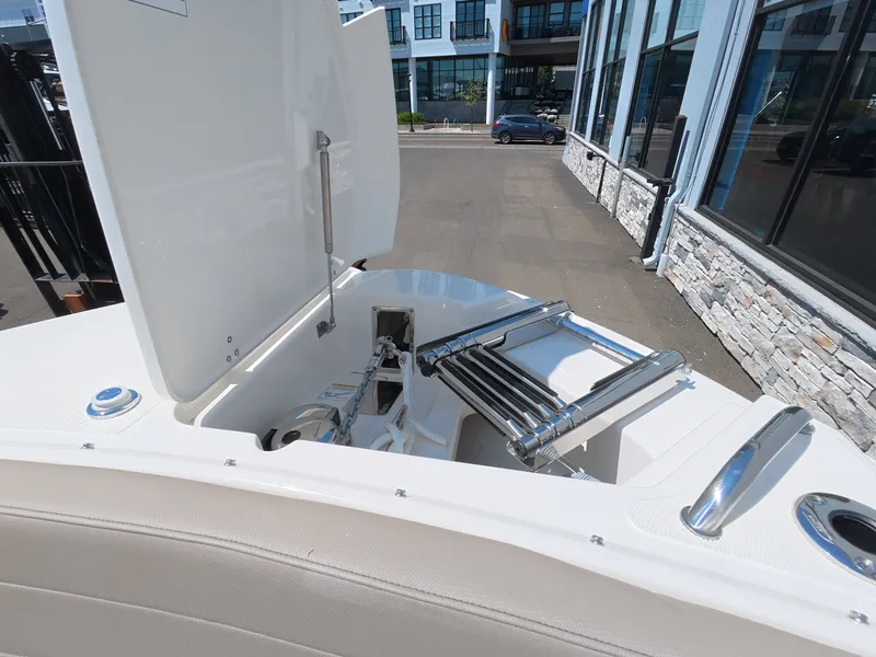 Slide: The Image of Boston Whaler 240 Vantage 2026 - 38