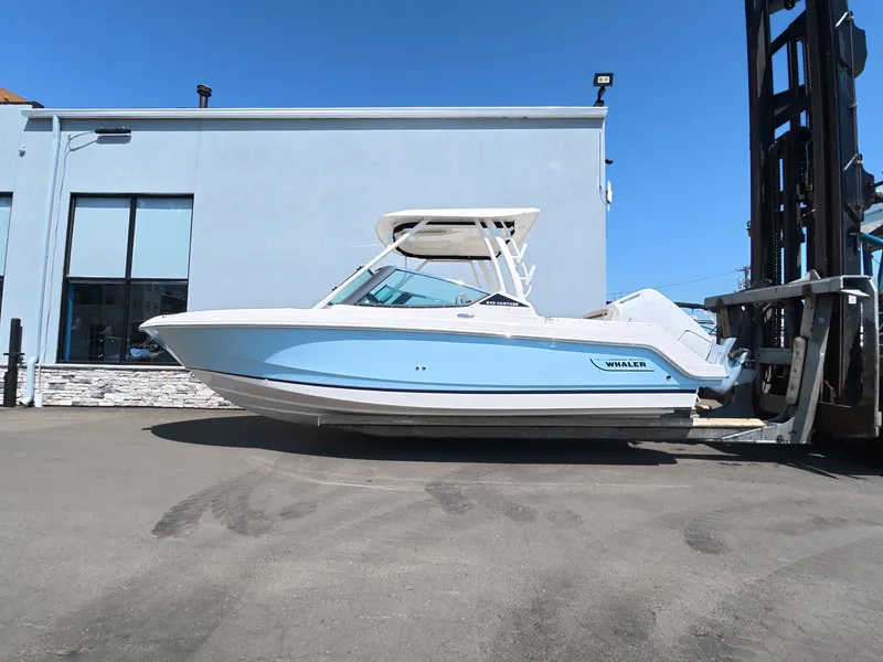 Slide: The Image of Boston Whaler 240 Vantage 2026 - 39